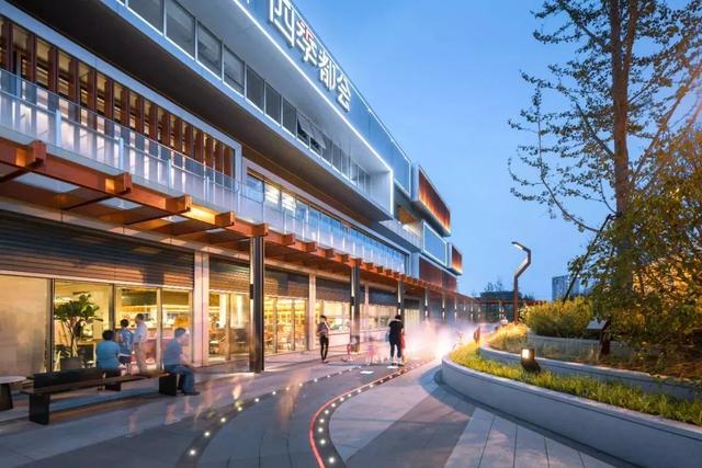 西安轿车失控撞站台事件深度解析