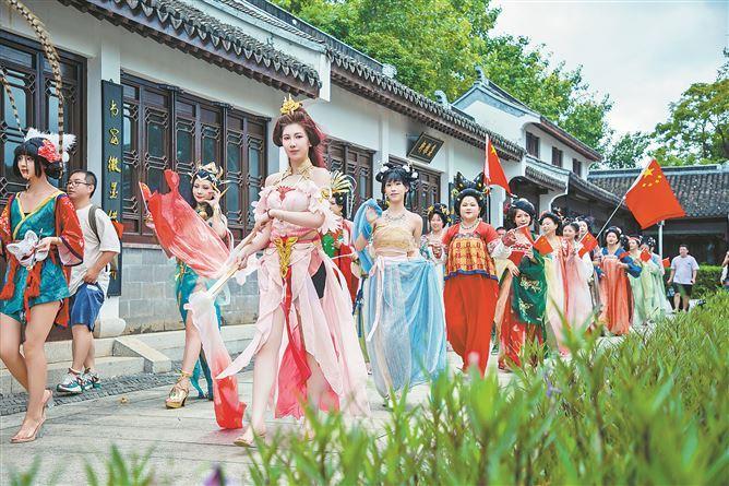 博物馆回应仅展照片，公众的疑惑与期待