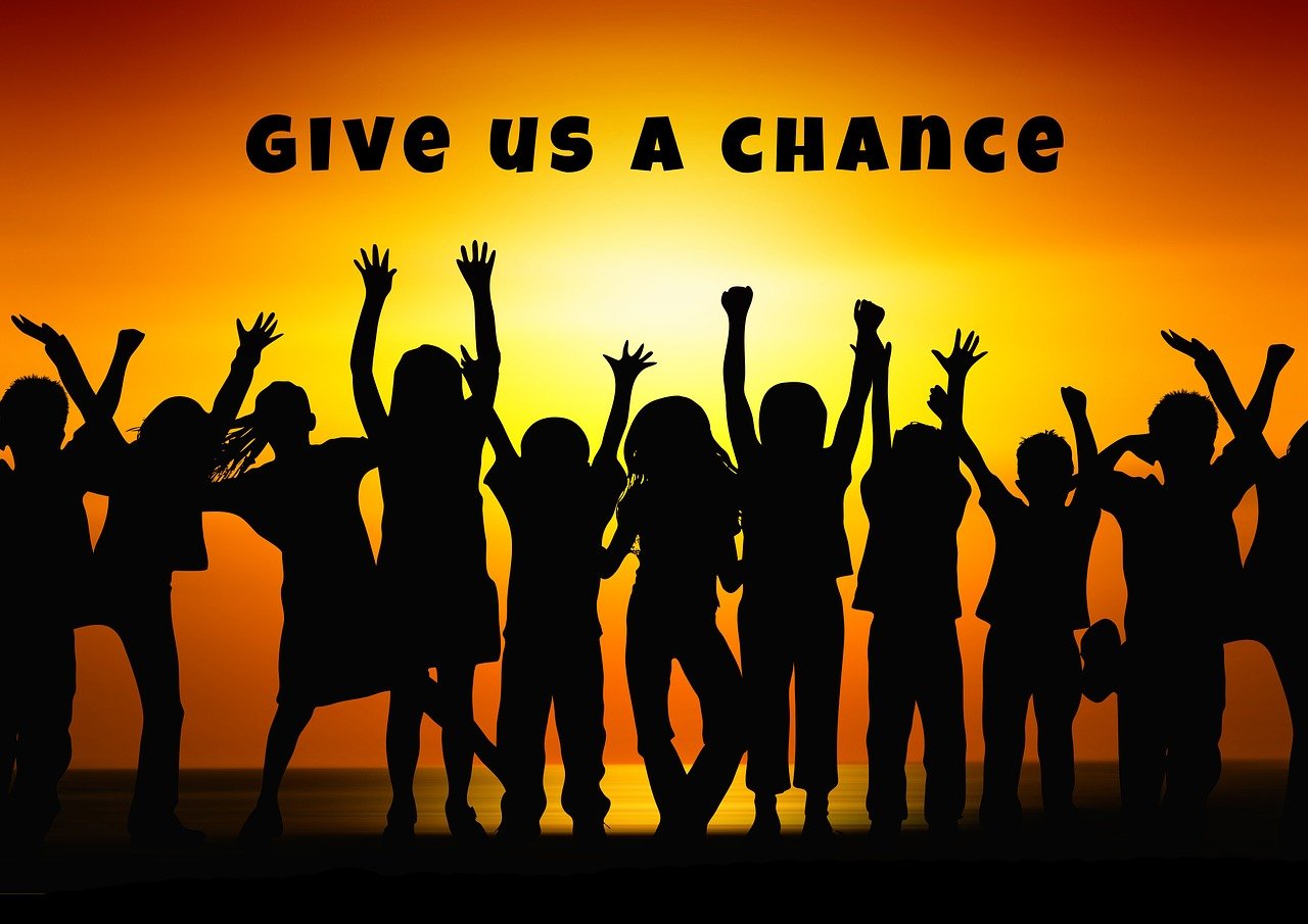 国足球迷赛前高唱，热情与期待的交响曲